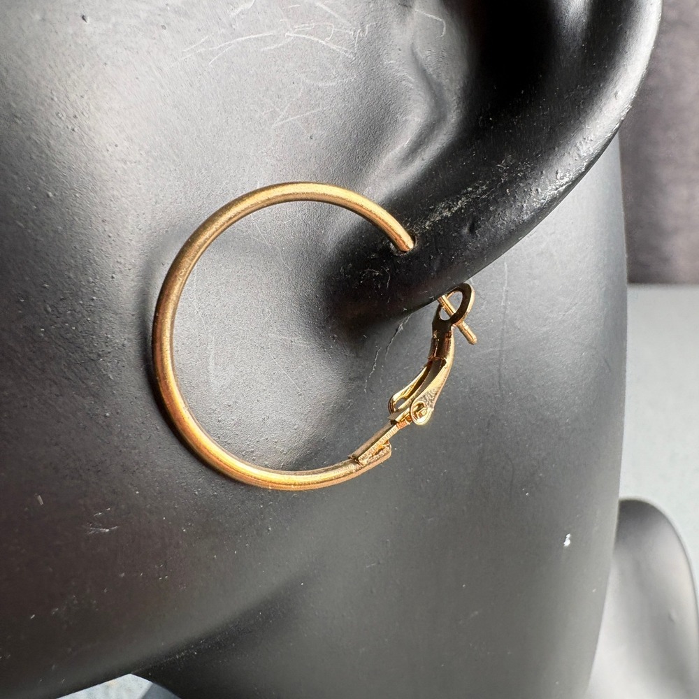 Gold Tone Medium Hoop Earrings Lever Back Closure 1 Inch Diameter Classic Hoop